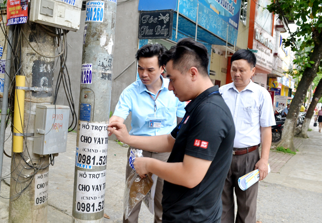 Phường Minh Tân tổ chức lực lượng tháo dỡ các tờ quảng cáo sai quy định tại tuyến đường Điện Biên.